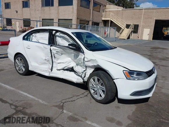 2013 Volkswagen Jetta Sedan SE with VIN 3VWDP7AJ3DM257666, listed as a IAAI auction lot 41805593 with 181,759 mi miles. Bid and sale history available at carsss.com. Image 1.
