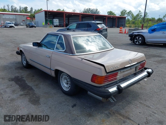 1983 Mercedes-Benz 380 SL z VIN WDBBA45A1DB020815, wystawiony jako IAAI lot #42548157 z przebiegiem 104 615 mil mil oraz . Historia ofert i sprzedaży dostępna na DreamBid. Obrazek 3.