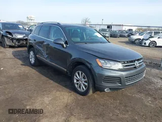 2014 Volkswagen Touareg Sport z VIN WVGEF9BP9ED010718, wystawiony jako IAAI lot #41786403 z przebiegiem 149 569 mil mil oraz . Historia ofert i sprzedaży dostępna na DreamBid. Obrazek 1.