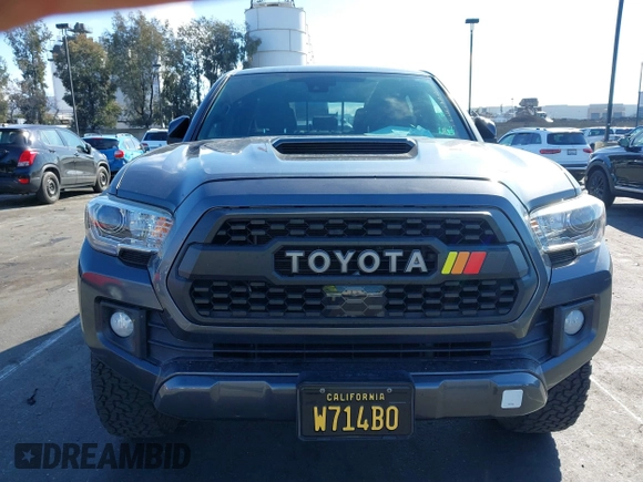 2018 Toyota Tacoma SR5 z VIN 3TMAZ5CN0JM077058, wystawiony jako IAAI lot #41685472 z przebiegiem 37 945 mil mil oraz . Historia ofert i sprzedaży dostępna na DreamBid. Obrazek 13.