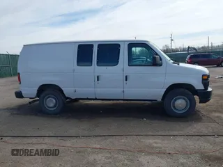 2008 Ford Econoline Cargo Commercial z VIN 1FTNE24L48DB49555, wystawiony jako IAAI lot #41847864 z przebiegiem 150 467 mil mil oraz . Historia ofert i sprzedaży dostępna na DreamBid. Obrazek 13.