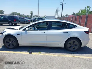 2022 Tesla Model 3 z VIN 5YJ3E1EA6NF332281, wystawiony jako IAAI lot #42198946 z przebiegiem 54 220 mil mil oraz . Historia ofert i sprzedaży dostępna na DreamBid. Obrazek 14.