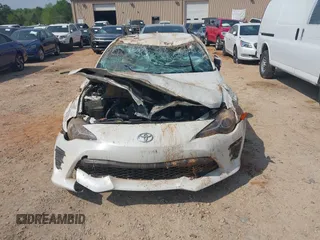 2017 Toyota 86 z VIN JF1ZNAA11H8703549, wystawiony jako IAAI lot #42007728 z przebiegiem 85 327 mil mil oraz . Historia ofert i sprzedaży dostępna na DreamBid. Obrazek 13.