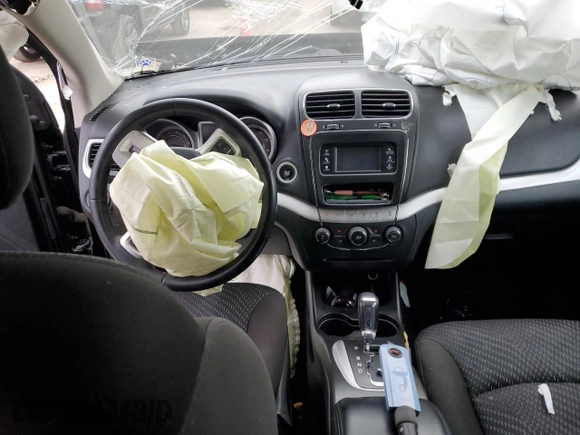2019 Dodge Journey SE z VIN 3C4PDCBB1KT719203, wystawiony jako Copart lot #86170744 z przebiegiem Nie podano mil oraz Szkoda całkowita • Salvage title. Historia ofert i sprzedaży dostępna na DreamBid. Obrazek 8.