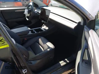 2024 Tesla Model Y z VIN 7SAYGDED4RF115252, wystawiony jako IAAI lot #42302658 z przebiegiem 7 365 mil mil oraz . Historia ofert i sprzedaży dostępna na DreamBid. Obrazek 5.