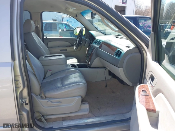 2007 Chevrolet Suburban LT with VIN 3GNFC16J37G306159, listed as a IAAI auction lot 41746563 with 289,770 mi miles. Bid and sale history available at carsss.com. Image 5.