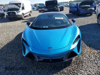 2023 McLaren Artura z VIN SBM16AEA2PW001739, wystawiony jako Copart lot #81910384 z przebiegiem 3871 mil mil oraz Szkody całkowita. Historia ofert i sprzedaży dostępna na DreamBid. Obrazek 5.