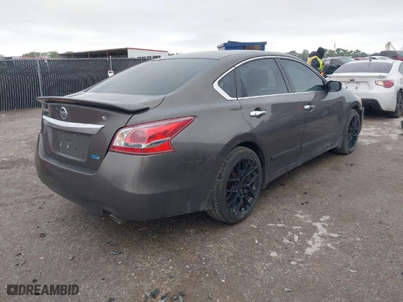 2013 Nissan Altima 2.5 SL with VIN 1N4AL3APXDC108144, listed as a IAAI auction lot 41910914 with 185,448 mi miles. Bid and sale history available at carsss.com. Image 4.
