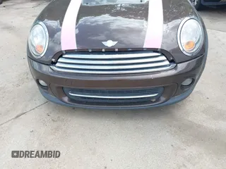 2011 MINI Hardtop z VIN WMWSU3C59BT099700, wystawiony jako IAAI lot #42106044 z przebiegiem 206 145 mil mil oraz . Historia ofert i sprzedaży dostępna na DreamBid. Obrazek 6.