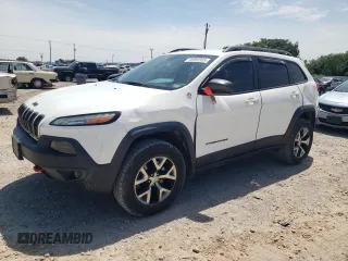 2016 Jeep Cherokee Trailhawk z VIN 1C4PJMBS3GW102000, wystawiony jako Copart lot #60866505 z przebiegiem 120 985 mil mil oraz Szkoda całkowita • Salvage title. Historia ofert i sprzedaży dostępna na DreamBid. Obrazek 1.