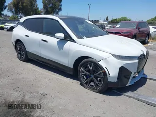 2025 BMW iX xDrive50 z VIN WB523CF07SCT17117, wystawiony jako IAAI lot #42042262 z przebiegiem 7485 mil mil oraz . Historia ofert i sprzedaży dostępna na DreamBid. Obrazek 1.