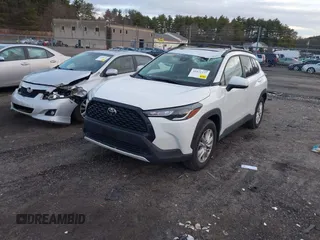 2022 Toyota Corolla Cross LE z VIN 7MUBAABG0NV030759, wystawiony jako IAAI lot #41821277 z przebiegiem 16 044 mil mil oraz . Historia ofert i sprzedaży dostępna na DreamBid. Obrazek 2.