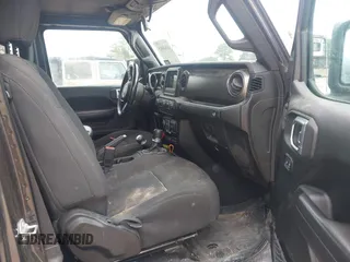 2020 Jeep Gladiator Sport S with VIN 1C6HJTAG2LL151865, listed as a IAAI auction lot 41649805 with 117,093 mi miles. Bid and sale history available at carsss.com. Image 5.