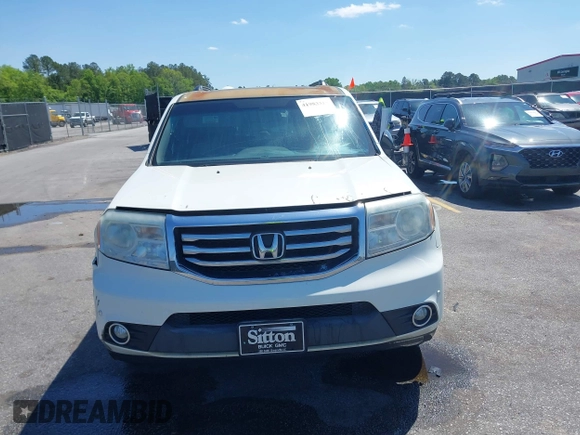 2015 Honda Pilot Touring with VIN 5FNYF3H92FB020766, listed as a IAAI auction lot 41983315 with 201,086 mi miles. Bid and sale history available at carsss.com. Image 12.