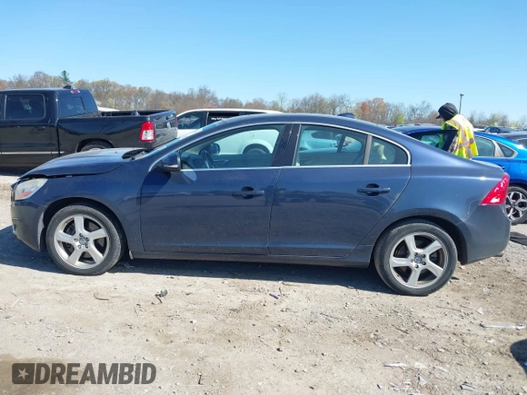 2013 Volvo S60 T5 Premier z VIN YV1612FS5D1202290, wystawiony jako IAAI lot #42042523 z przebiegiem 165 700 mil mil oraz . Historia ofert i sprzedaży dostępna na DreamBid. Obrazek 14.