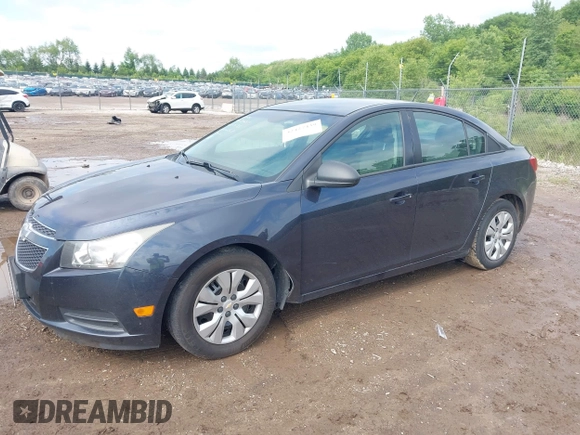 2014 Chevrolet Cruze LS z VIN 1G1PA5SG3E7286517, wystawiony jako IAAI lot #42427439 z przebiegiem 189 364 mil mil oraz . Historia ofert i sprzedaży dostępna na DreamBid. Obrazek 2.