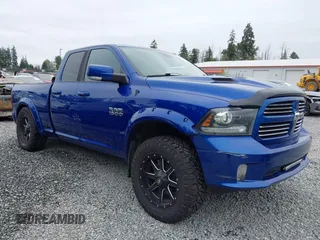 2015 Ram 1500 Sport z VIN 1C6RR7HT4FS533798, wystawiony jako IAAI lot #40079444 z przebiegiem 104 830 mil mil oraz . Historia ofert i sprzedaży dostępna na DreamBid. Obrazek 1.