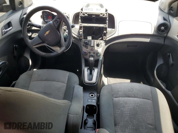 2013 Chevrolet Sonic LS z VIN 1G1JA6SH2D4136905, wystawiony jako Copart lot #55980485 z przebiegiem 176 857 mil mil oraz Nie do naprawy • Non repairable. Historia ofert i sprzedaży dostępna na DreamBid. Obrazek 8.