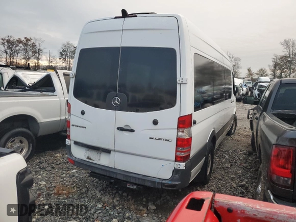 2014 Mercedes-Benz Sprinter with VIN WDZPE8DC9E5852585, listed as a Copart auction lot 84082834 with 378,412 mi miles and Salvage Title. Bid and sale history available at DreamBid. Image 3.