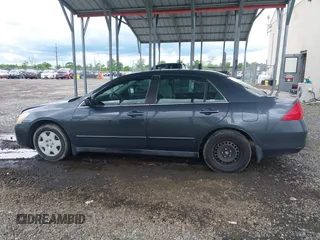 2006 Honda Accord LX z VIN 1HGCM56496A072795, wystawiony jako IAAI lot #42345980 z przebiegiem 226 480 mil mil oraz . Historia ofert i sprzedaży dostępna na DreamBid. Obrazek 14.