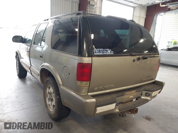 2002 Chevrolet Blazer LS z VIN 1GNDT13WX2K182268, wystawiony jako IAAI lot #41872743 z przebiegiem 135 008 mil mil oraz . Historia ofert i sprzedaży dostępna na DreamBid. Obrazek 3.