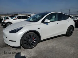 2024 Tesla Model Y Performance z VIN 7SAYGDEF5RF063647, wystawiony jako Copart lot #49859695 z przebiegiem 11 789 mil mil oraz Szkoda całkowita • Salvage title. Historia ofert i sprzedaży dostępna na DreamBid. Obrazek 1.
