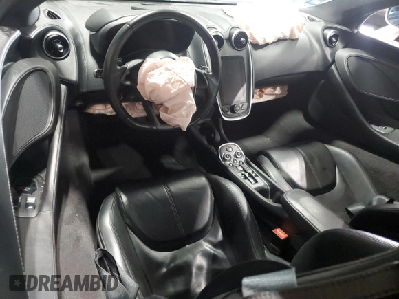 2018 McLaren 570S z VIN SBM13FAA2JW004594, wystawiony jako Copart lot #49730155 z przebiegiem Nie podano mil oraz Szkody całkowita. Historia ofert i sprzedaży dostępna na DreamBid. Obrazek 8.