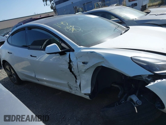2021 Tesla Model 3 Standard Range Plus z VIN 5YJ3E1EA8MF100456, wystawiony jako IAAI lot #42100840 z przebiegiem 64 389 mil mil oraz . Historia ofert i sprzedaży dostępna na DreamBid. Obrazek 12.