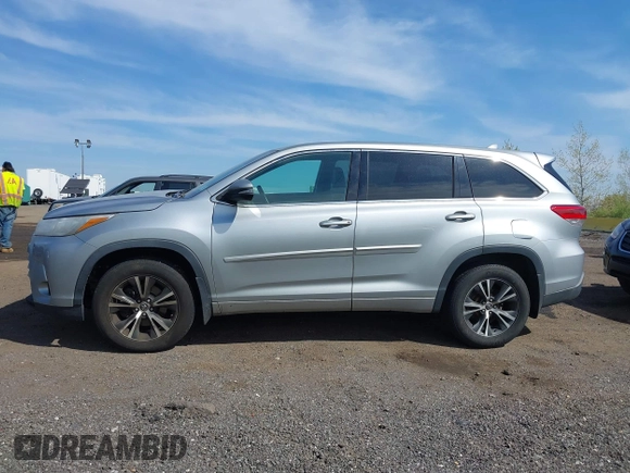 2018 Toyota Highlander LE с VIN 5TDBZRFH2JS499320, выставлен на аукционе IAAI как лот 42099889 с пробегом 642 396 миль миль и . История ставок и продаж доступна на DreamBid. Изображение 14.