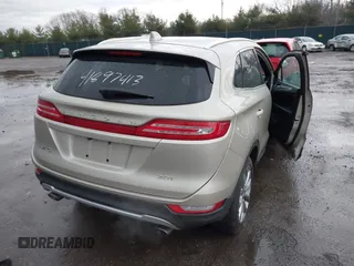 2017 Lincoln MKC Select z VIN 5LMCJ2C99HUL63006, wystawiony jako IAAI lot #41897413 z przebiegiem 76 202 mil mil oraz . Historia ofert i sprzedaży dostępna na DreamBid. Obrazek 4.