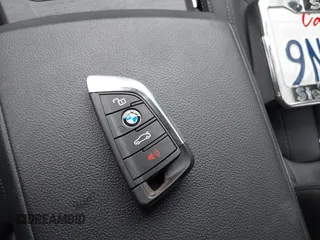 2023 BMW i4 eDrive40 z VIN WBY73AW03PFR16924, wystawiony jako IAAI lot #42034635 z przebiegiem 15 136 mil mil oraz . Historia ofert i sprzedaży dostępna na DreamBid. Obrazek 11.