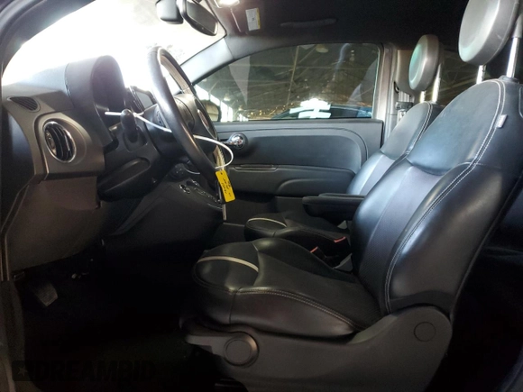 2017 FIAT 500e z VIN 3C3CFFGE0HT625145, wystawiony jako Copart lot #88470145 z przebiegiem 43 598 mil mil oraz Szkoda całkowita • Salvage title. Historia ofert i sprzedaży dostępna na DreamBid. Obrazek 7.
