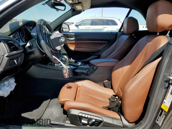 2017 BMW 2 Series 230i z VIN WBA2K9C34HV950516, wystawiony jako Copart lot #60607725 z przebiegiem 50 462 mil mil oraz Szkoda całkowita • Salvage title. Historia ofert i sprzedaży dostępna na DreamBid. Obrazek 7.