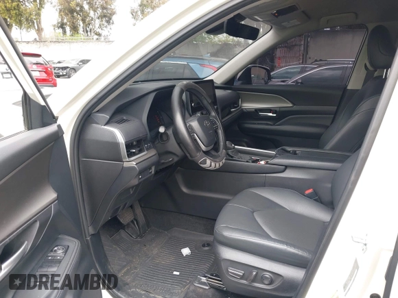 2024 Toyota Highlander XLE with VIN 5TDAAAA59RS007427, listed as a IAAI auction lot 42272224 with 14,260 mi miles and . Bid and sale history available at DreamBid. Image 18.