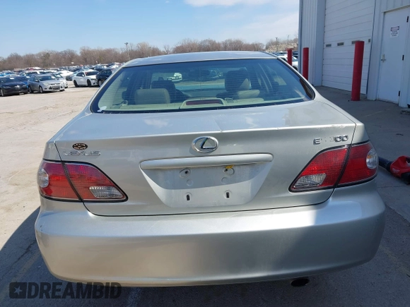 2003 Lexus ES with VIN JTHBF30G536016216, listed as a IAAI auction lot 41888373 with 108,522 mi miles. Bid and sale history available at carsss.com. Image 17.
