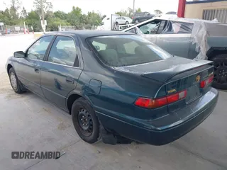 1998 Toyota Camry LE z VIN 4T1BG22K2WU296053, wystawiony jako IAAI lot #42334546 z przebiegiem 257 496 mil mil oraz . Historia ofert i sprzedaży dostępna na DreamBid. Obrazek 3.