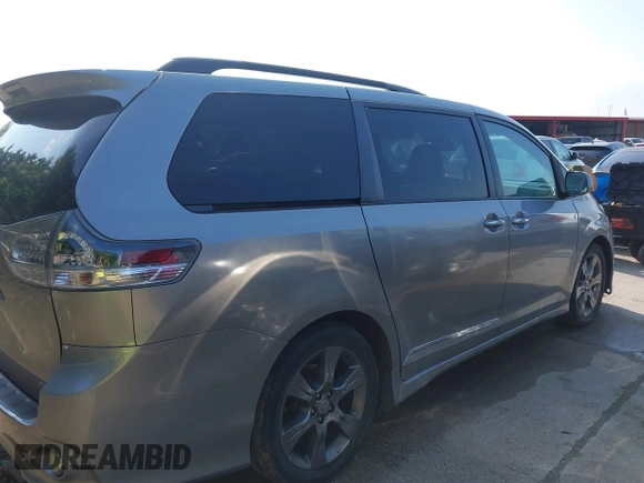 2015 Toyota Sienna SE с VIN 5TDXK3DC8FS665488, выставлен на аукционе IAAI как лот 42398692 с пробегом 110 446 миль миль и . История ставок и продаж доступна на DreamBid. Изображение 13.