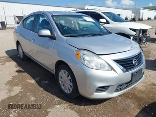 2012 Nissan Versa SV z VIN 3N1CN7AP8CL945307, wystawiony jako IAAI lot #42627207 z przebiegiem 87 419 mil mil oraz . Historia ofert i sprzedaży dostępna na DreamBid. Obrazek 1.