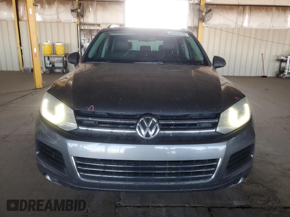 2013 Volkswagen Touareg Lux с VIN WVGEF9BP9DD003735, выставлен на аукционе Copart как лот 58852315 с пробегом 138 223 миль миль и Списание • Salvage title. История ставок и продаж доступна на DreamBid. Изображение 5.