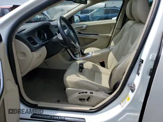 2015 Volvo V60 z VIN YV1612SD5F1202932, wystawiony jako Copart lot #56551523 z przebiegiem 83 417 mil mil oraz . Historia ofert i sprzedaży dostępna na DreamBid. Obrazek 7.
