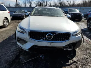 2021 Volvo V60 z VIN YV4102WK1M1074808, wystawiony jako Copart lot #42506854 z przebiegiem Nie podano mil oraz . Historia ofert i sprzedaży dostępna na DreamBid. Obrazek 5.