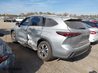 2024 Toyota Highlander LE with VIN 5TDKDRBHXRS529292, listed as a IAAI auction lot 40629648 with 8,493 mi miles. Bid and sale history available at carsss.com. Image 3.