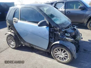 2011 Smart fortwo Pure z VIN WMEEJ3BA2BK427313, wystawiony jako Copart lot #46875525 z przebiegiem 90 435 mil mil oraz Szkoda całkowita • Salvage title. Historia ofert i sprzedaży dostępna na DreamBid. Obrazek 4.