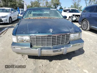 1995 Cadillac Fleetwood z VIN 1G6DW52P3SR704864, wystawiony jako Copart lot #46631025 z przebiegiem Nie podano mil oraz Tytuł czysty. Historia ofert i sprzedaży dostępna na DreamBid. Obrazek 5.