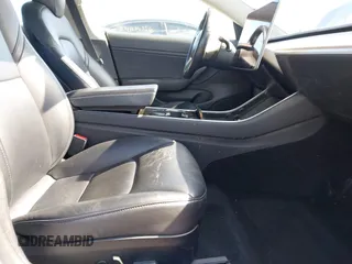 2018 Tesla Model 3 Long Range Battery z VIN 5YJ3E1EB5JF180030, wystawiony jako IAAI lot #41897617 z przebiegiem 89 557 mil mil oraz . Historia ofert i sprzedaży dostępna na DreamBid. Obrazek 5.