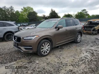 2016 Volvo XC90 T6 Momentum z VIN YV4A22PK6G1032633, wystawiony jako Copart lot #56704495 z przebiegiem 179 836 mil mil oraz Tytuł czysty. Historia ofert i sprzedaży dostępna na DreamBid. Obrazek 1.