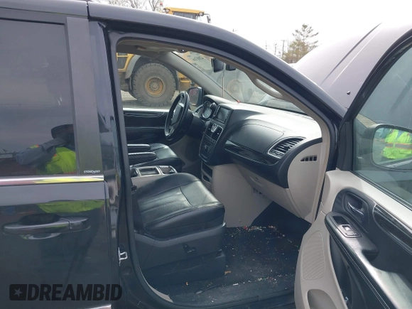 2014 Chrysler Town & Country Touring-L with VIN 2C4RC1CG2ER214952, listed as a IAAI auction lot 42083166 with 188,494 mi miles. Bid and sale history available at carsss.com. Image 5.