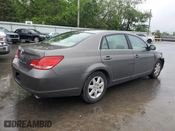 2005 Toyota Avalon XL z VIN 4T1BK36BX5U017137, wystawiony jako Copart lot #57623495 z przebiegiem 130 875 mil mil oraz Szkoda całkowita • Salvage title. Historia ofert i sprzedaży dostępna na DreamBid. Obrazek 3.