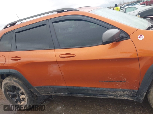 2016 Jeep Cherokee Trailhawk z VIN 1C4PJMBS0GW155379, wystawiony jako IAAI lot #41472352 z przebiegiem 116 036 mil mil oraz . Historia ofert i sprzedaży dostępna na DreamBid. Obrazek 13.