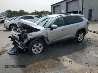 2021 Toyota RAV4 XLE z VIN 2T3W1RFV0MW119621, wystawiony jako Copart lot #58513645 z przebiegiem 136 345 mil mil oraz Szkoda całkowita • Salvage title. Historia ofert i sprzedaży dostępna na DreamBid. Obrazek 1.
